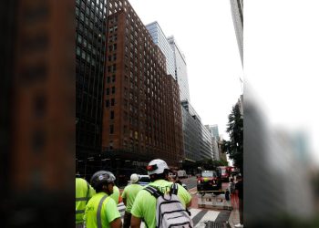 New York’ta 37 katlı binanın yıkılma tehlikesi nedeniyle yollar kapatıldı