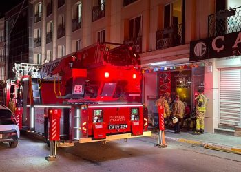 İstanbul’da otel yangını: Mahsur kalanlar itfaiye yardımıyla kurtarıldı