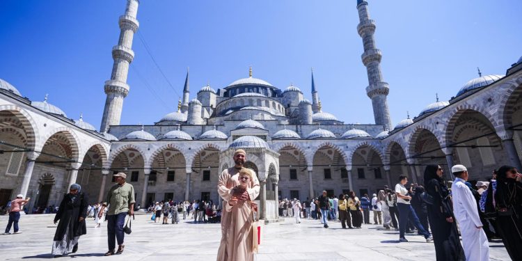 İngiltere’de Müslüman karşıtlığına kekle karşı duran otizmli Joshie, kampanyasını İstanbul’a taşıdı