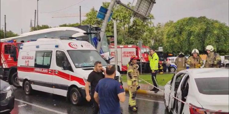 Eyüpsultan’da yolcu otobüsü ile otomobil çarpıştı