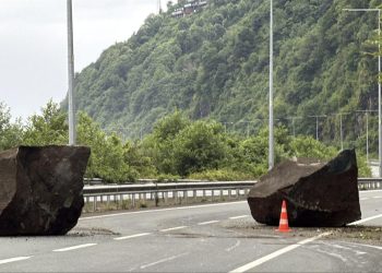 Rize’de yamaçtan kopan kaya parçaları yola düştü