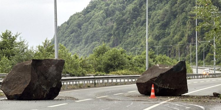 Rize’de yamaçtan kopan kaya parçaları yola düştü