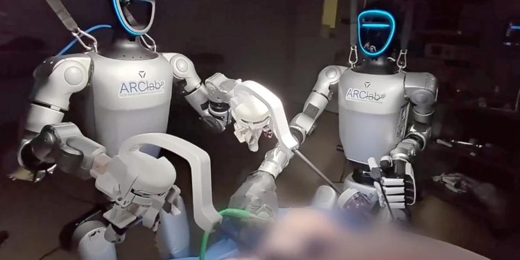 Tarihte ilk kez insansı robotlar canlı hayvanlar üzerinde ameliyat gerçekleştirdi