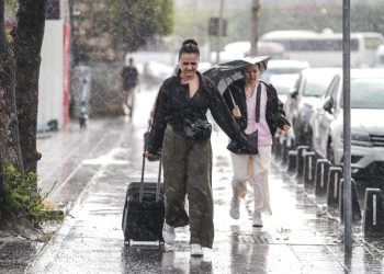 İstanbul sağanağa teslim: Alt geçitleri su bastı, trafik kilitlendi
