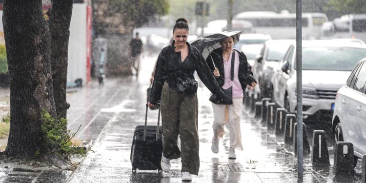 İstanbul sağanağa teslim: Alt geçitleri su bastı, trafik kilitlendi