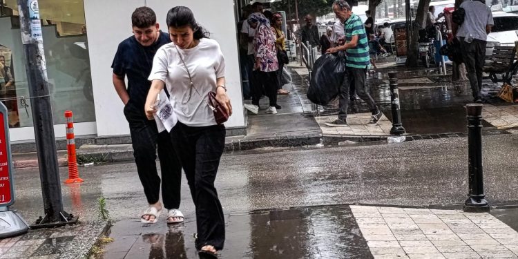 Adana’da temmuzda sağanak yağış
