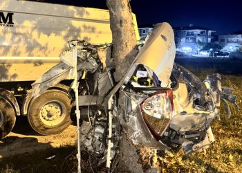 Sakarya’da ağaca çarpan otomobil ikiye ayrıldı