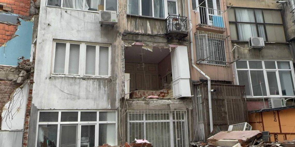 Deprem oldu zannetiler, odanın duvarı yıkıldı
