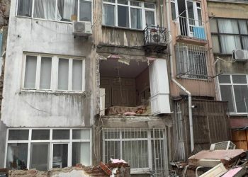 Deprem oldu zannetiler, odanın duvarı yıkıldı