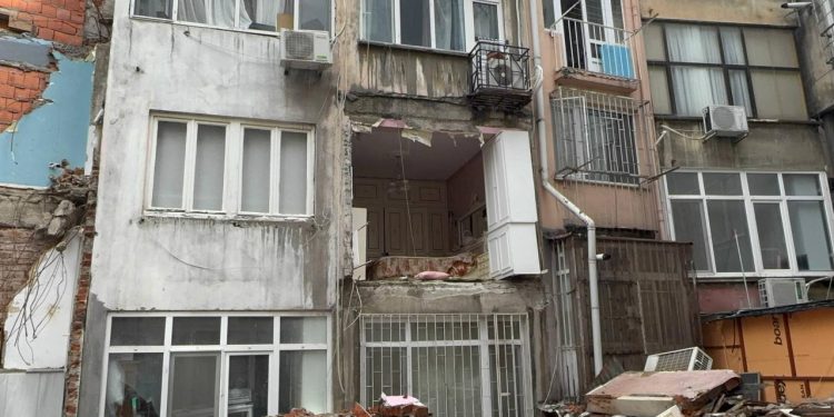 Deprem oldu zannetiler, odanın duvarı yıkıldı