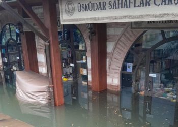 Üsküdar Sahaflar Çarşısı’nı su bastı: Yüzlerce kitap çöpe gitti