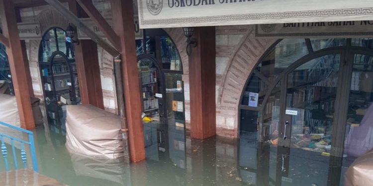 Üsküdar Sahaflar Çarşısı’nı su bastı: Yüzlerce kitap çöpe gitti