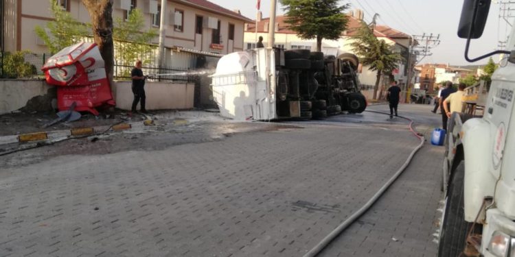 Devrilen akaryakıt tankerindeki sızıntı kontrol altına alındı