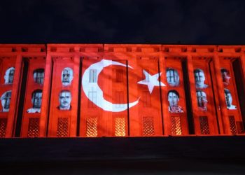 TBMM binasına 15 Temmuz şehitlerinin fotoğrafı yansıtıldı