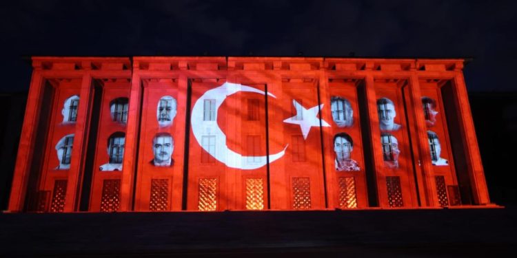 TBMM binasına 15 Temmuz şehitlerinin fotoğrafı yansıtıldı
