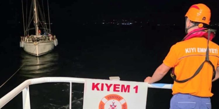 Bozcaada açıklarında arızalanan tekne kurtarıldı