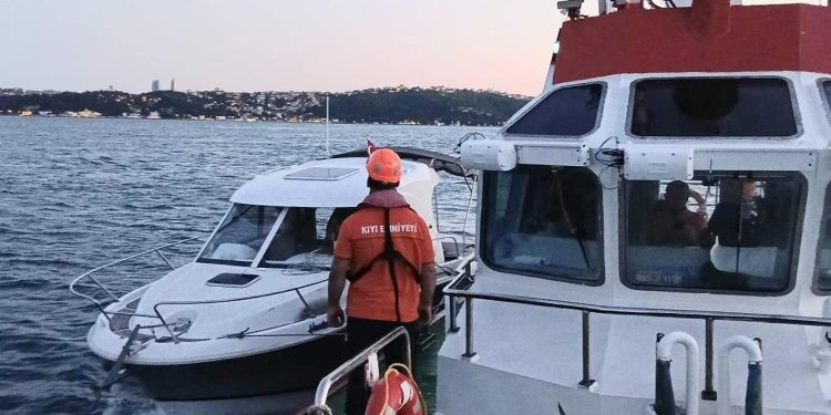 Sarıyer açıklarında su alan teknedeki 2 kişi kurtarıldı