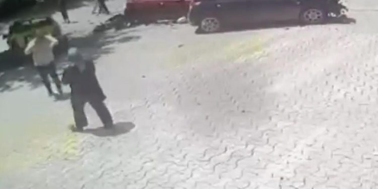 Anne ile kızına 112 kilometre hızla çarpmış