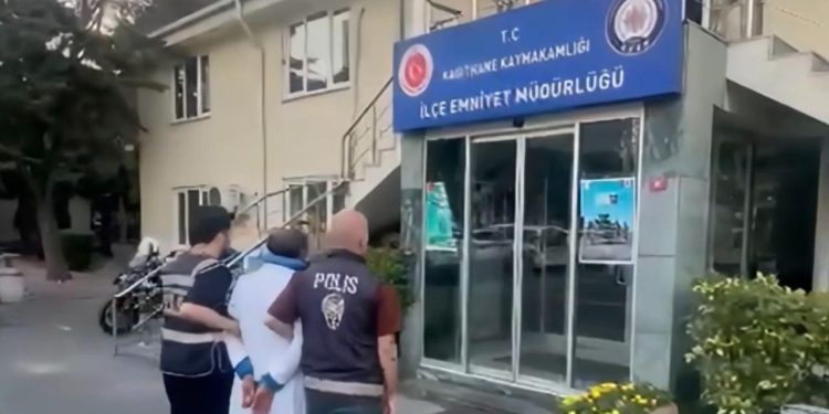 Türk bayrağını yere atan şüpheli yakalandı