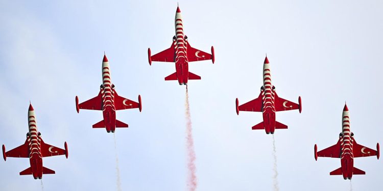Başkent semalarında “Türk Yıldızları” uçuşu heyecanı
