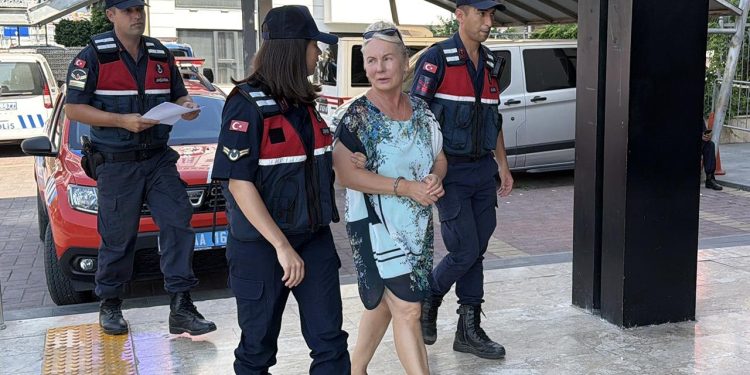 Haşema giyen çocuğun havuza alınmadığı iddiasında tutuklama