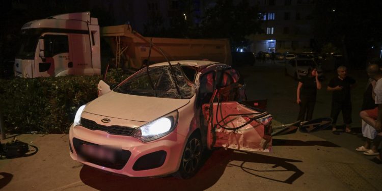 Ümraniye’de hafriyat kamyonu ile otomobil çarpıştı: 1’i ağır, 4 yaralı