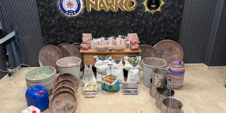 İstanbul’da 11,5 ton uyuşturucu üretilebilecek ham madde ele geçirildi