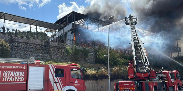 İstanbul Maltepe’de 2 katlı restoranda yangın