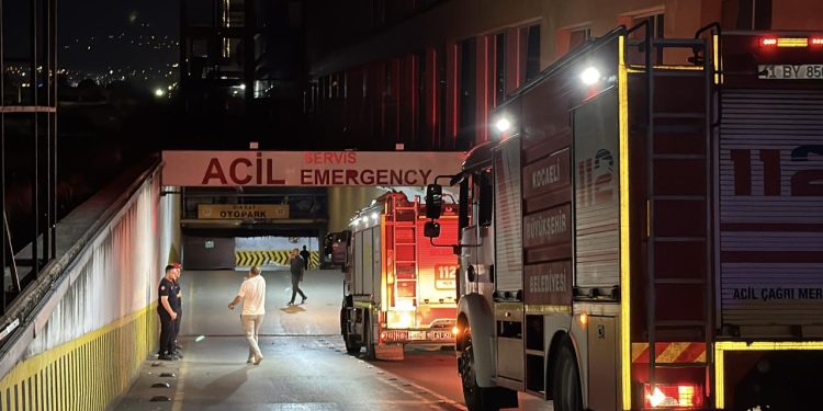 Kocaeli’de özel hastanenin yoğun bakım ünitesinde yangın: 2 kişi dumandan etkilendi