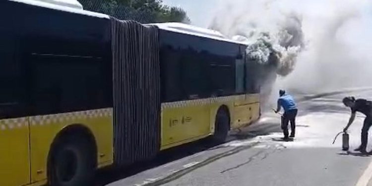 Seyir halindeki İETT otobüsünde yangın