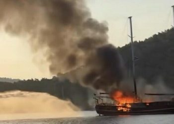 Göcek’te yanan tekne battı