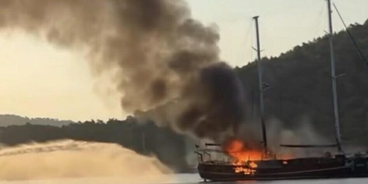 Göcek’te yanan tekne battı