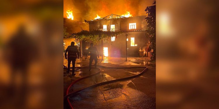 Bilecik’te yangın iki evi küle çevirdi
