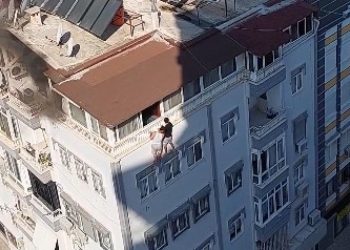 Antalya’da yangın: İki kişi son anda kurtarıldı