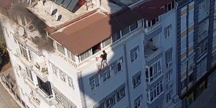 Antalya’da yangın: İki kişi son anda kurtarıldı