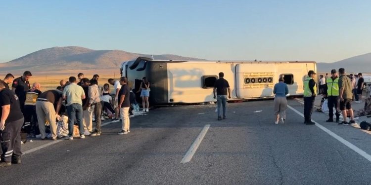 Kütahya’da yolcu otobüsü devrildi: 31 yaralı