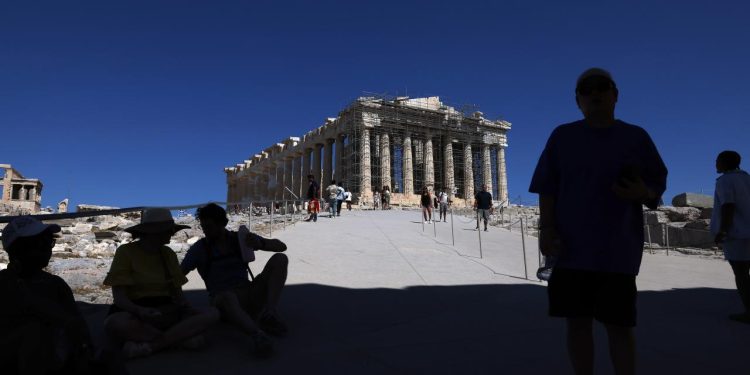 Yunanistan’da aşırı sıcaklar nedeniyle açık alanlarda çalışmalar kısıtlandı