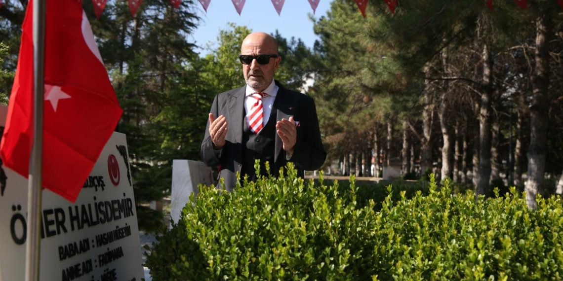 Emekli Korgeneral Zekai Aksakallı şehit Ömer Halisdemir’in mezarını ziyaret etti
