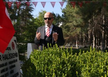 Emekli Korgeneral Zekai Aksakallı şehit Ömer Halisdemir’in mezarını ziyaret etti
