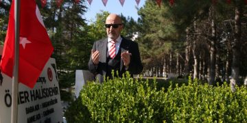Emekli Korgeneral Zekai Aksakallı şehit Ömer Halisdemir’in mezarını ziyaret etti