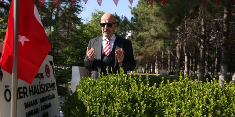 Emekli Korgeneral Zekai Aksakallı şehit Ömer Halisdemir’in mezarını ziyaret etti