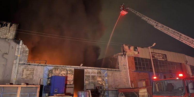 Adana’da ayakkabı üretim fabrikasında yangın
