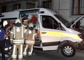 Hasta taşıyan ambulans kaza yaptı: 3 sağlık çalışanı yaralandı