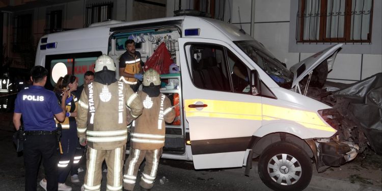 Hasta taşıyan ambulans kaza yaptı: 3 sağlık çalışanı yaralandı
