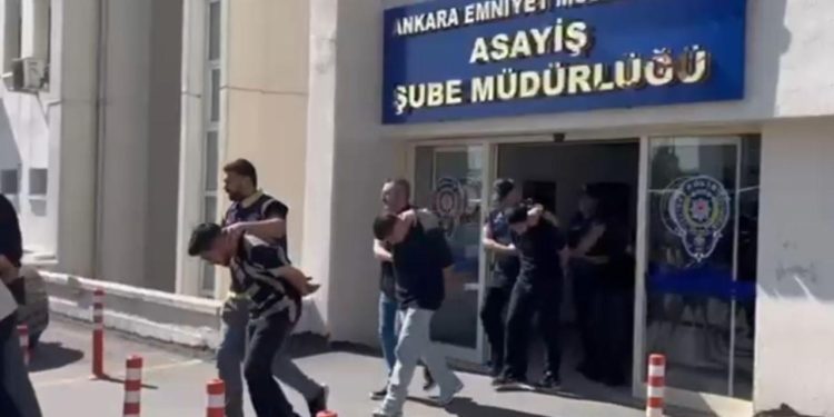 Başkentte trafikte araçlarıyla drift atan 11 kişi yakalandı