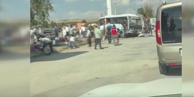 Ankara’da halk otobüsü ile kamyon çarpıştı
