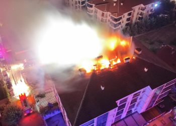 4 katlı binada yangın paniği: Alevler asansör boşluğundan çatıya tırmandı