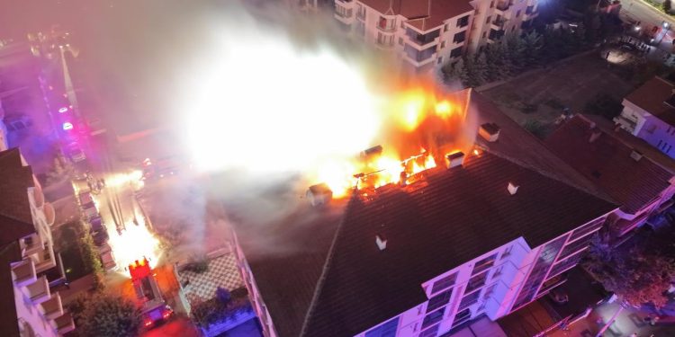 4 katlı binada yangın paniği: Alevler asansör boşluğundan çatıya tırmandı