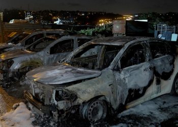 Galeriyi alevler sardı, 3 otomobil küle döndü
