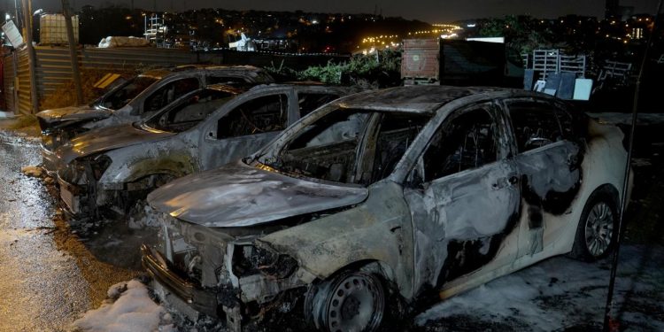 Galeriyi alevler sardı, 3 otomobil küle döndü